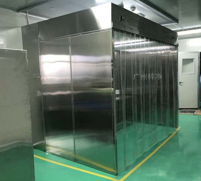 負壓稱量罩內空氣經初效過濾器、由離心風機壓入靜壓箱，在經高效過濾器后從氣流擴散送風單元出風面吹出，潔凈空氣以均勻的斷面風速流經工作區(qū)，從而形成高潔凈的工作環(huán)境。