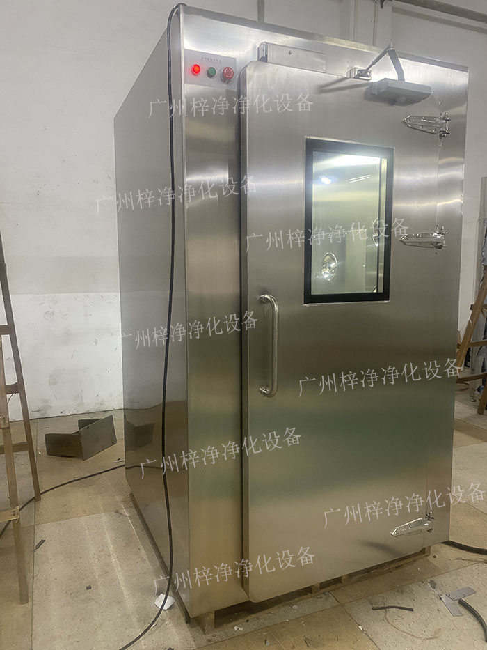 高端滿焊風淋室采用滿焊接工藝，無縫連接，防止塵埃進入，確保潔凈室的空氣質(zhì)量。
