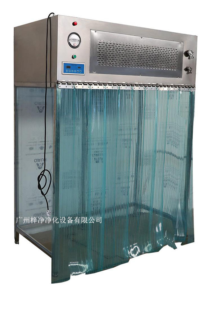 百級潔凈層流罩它主要由箱體、風機、初效空氣過濾器、高效空氣過濾器、阻尼層、燈具等組成。