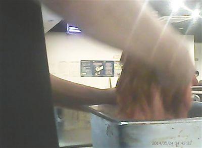 在開餐前，烤肉店一名員工正徒手攪拌肉片。
